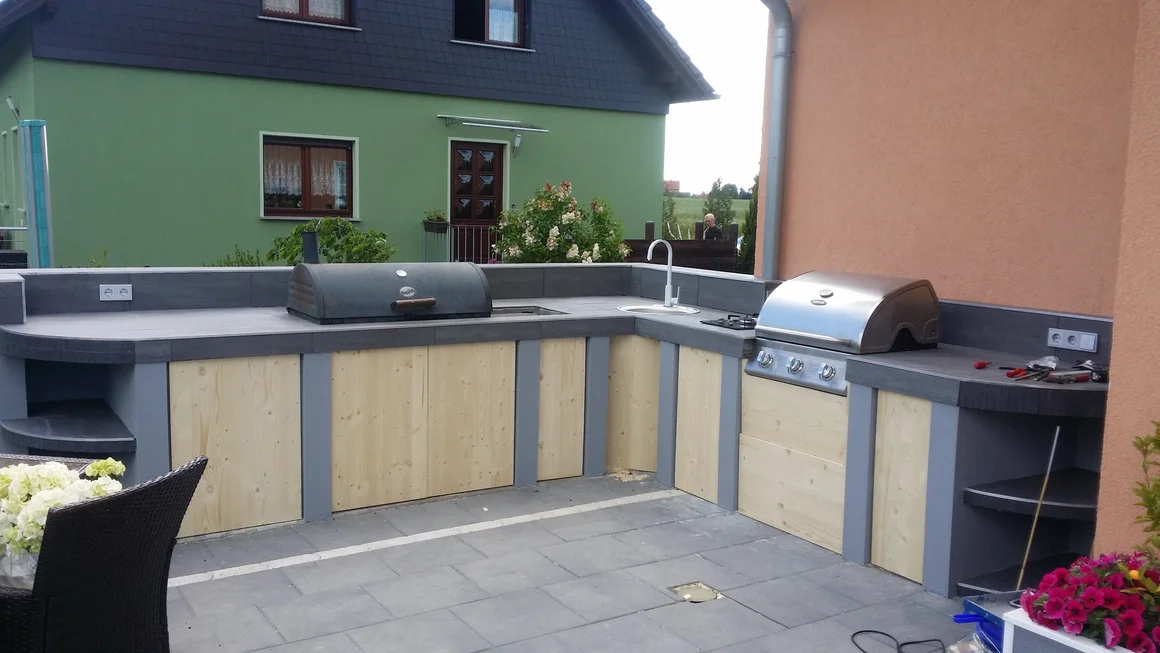 Außenküche mit Grill und Spüle