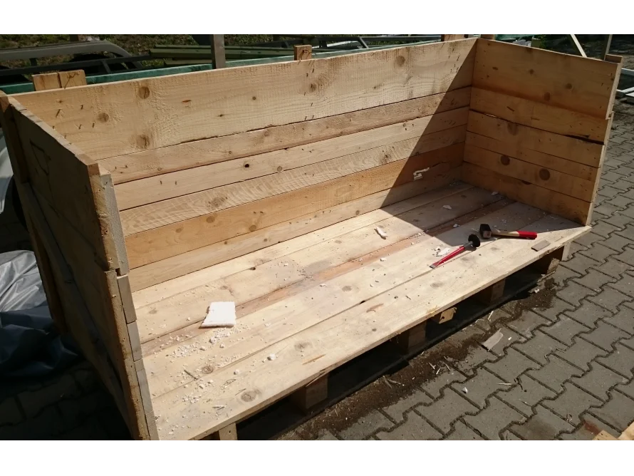 Holzrahmen mit Hammer