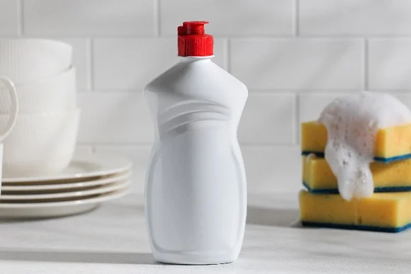 Flasche Spülmittel und Schwämme