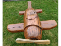 Spielzeugflugzeug aus Holz