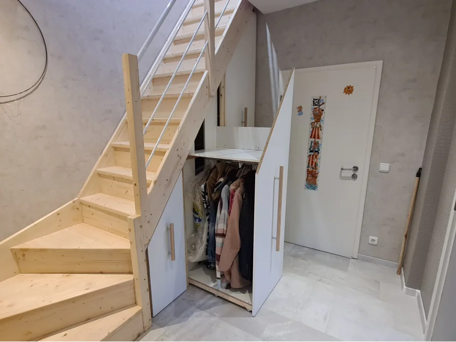 Einbauschrank unter einer Holztreppe