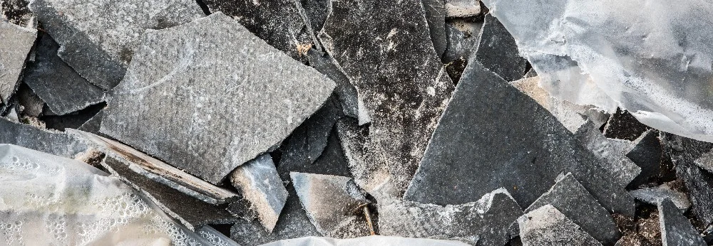 Graue Schieferplatten