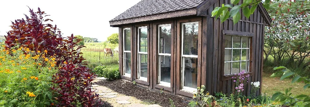 Tiny House mit großen Fenstern
