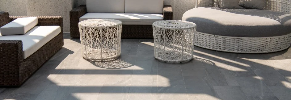 Gartenmöbel auf einer Terrasse