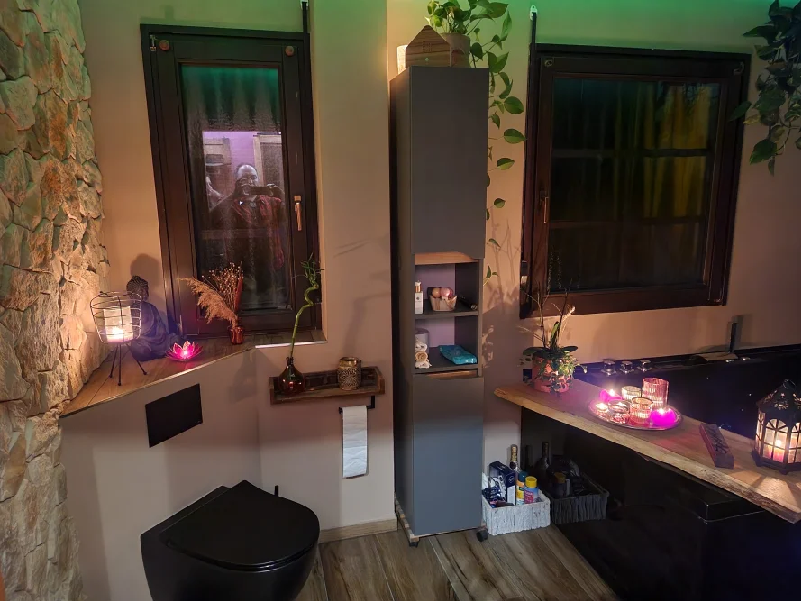 Modernes Badezimmer mit Kerzenlicht