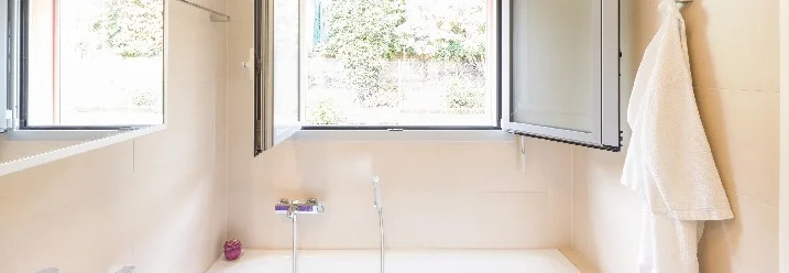 Badezimmer mit Badewanne und Fenster
