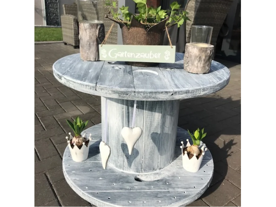 Upgecycelte Kabeltrommel als Gartentisch