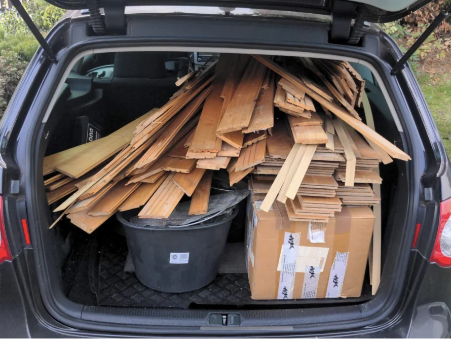 Kofferraum voller Holzbretter