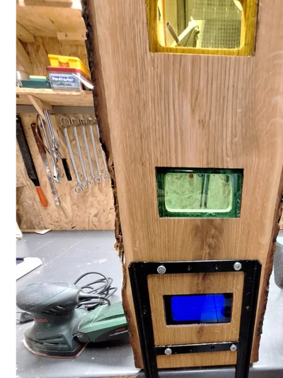 Holzplatte mit Glaseinsätzen in einer Werkstatt