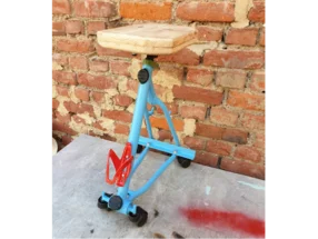 Blauer Hocker mit Holzsitzfläche