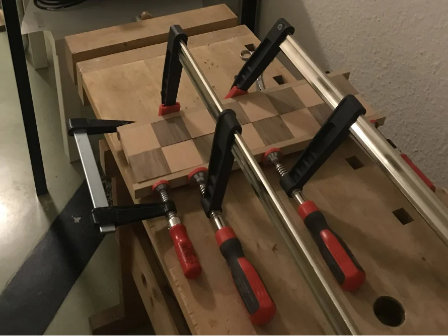 Holzstücke mit Schraubzwingen fixiert