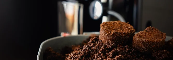 Kaffeesatz in einem Behälter