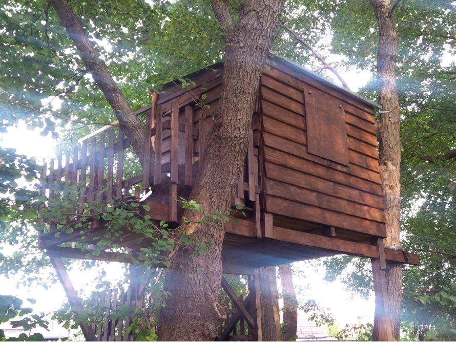 Ein Baumhaus aus Holz in einem Baum.