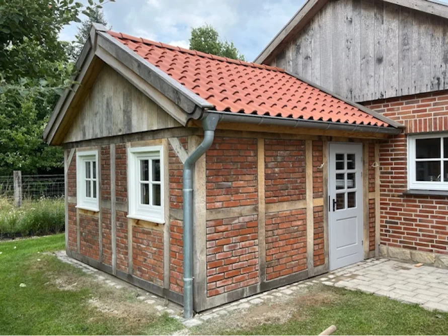 Fachwerk-Gartenhaus im Bau