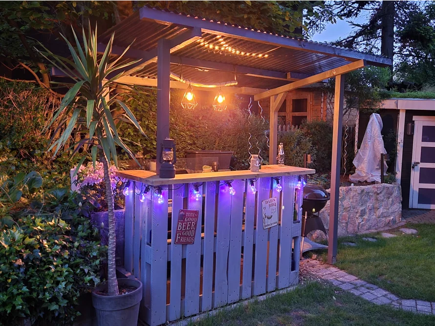 Rustikale Gartenbar mit Beleuchtung