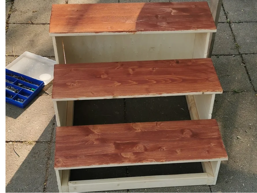 Holztreppe mit drei Stufen