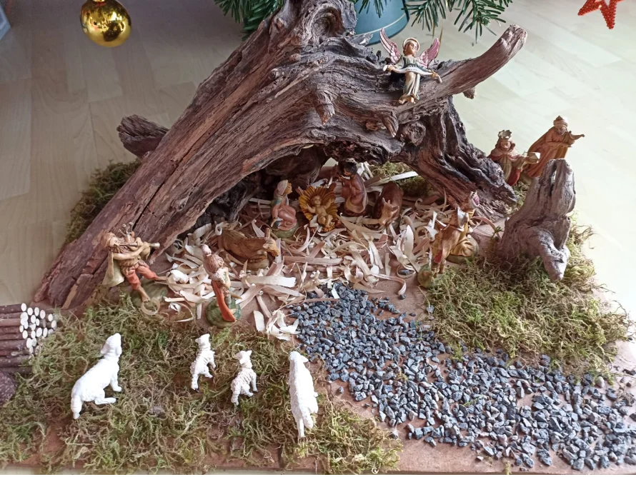 Weihnachtskrippe unter einem Stück Baumrinde