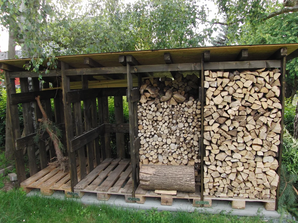 Holzschuppen mit Brennholz