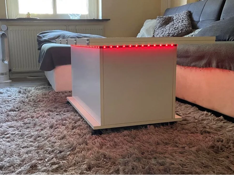 Weißer Couchtisch mit roter LED-Beleuchtung