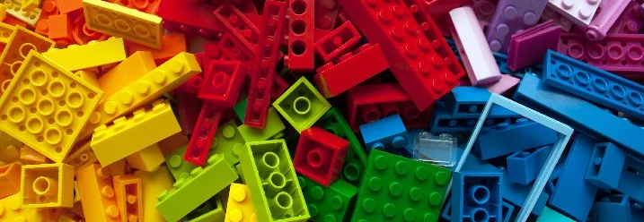 Bunte Plastiksteine in verschiedenen Formen