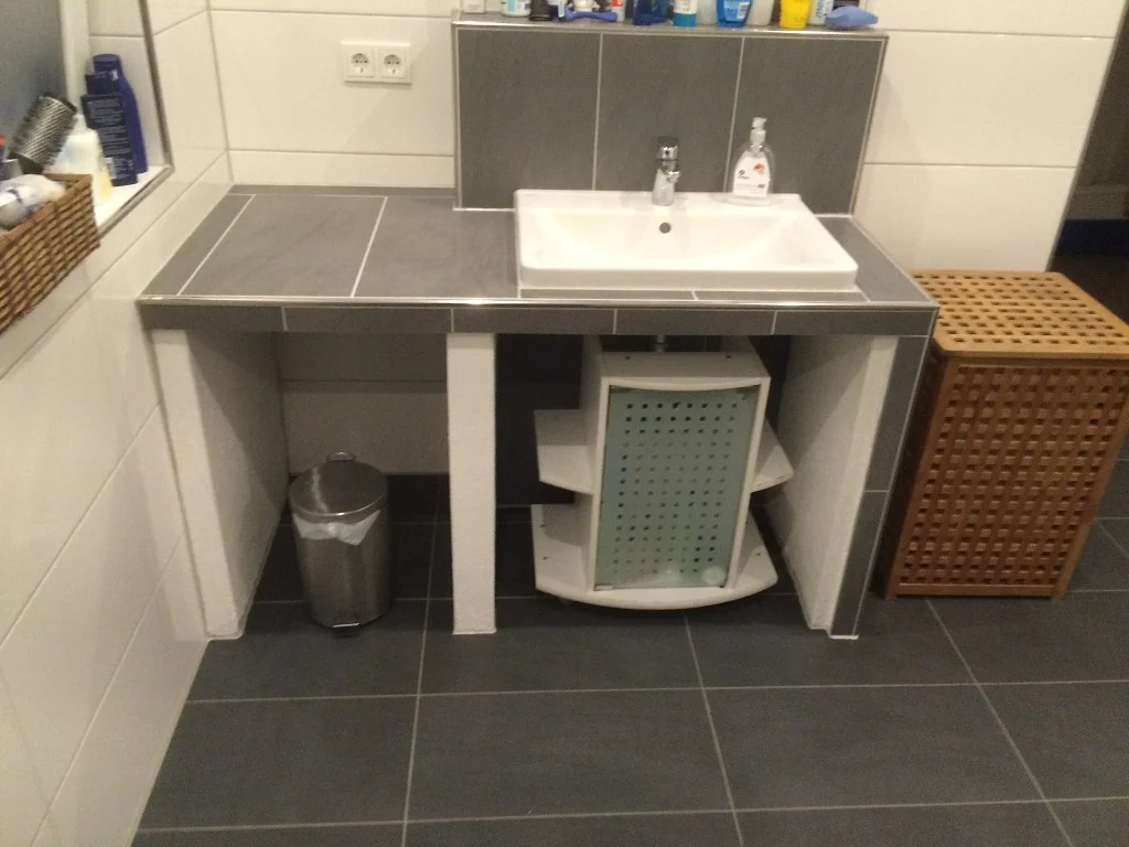 Badezimmerwaschbecken mit Unterschrank