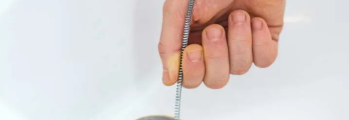 Rohrspirale reinigt Abfluss