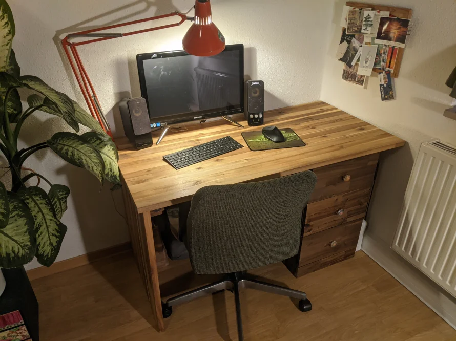 Hölzerner Schreibtisch mit Computer