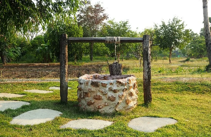 Brunnen aus Stein mit Eimer