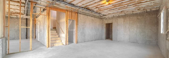 Unfertiger Kellerraum mit Betonboden