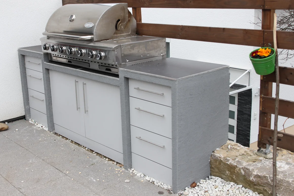 Eingebauter Gasgrill auf einer Terrasse