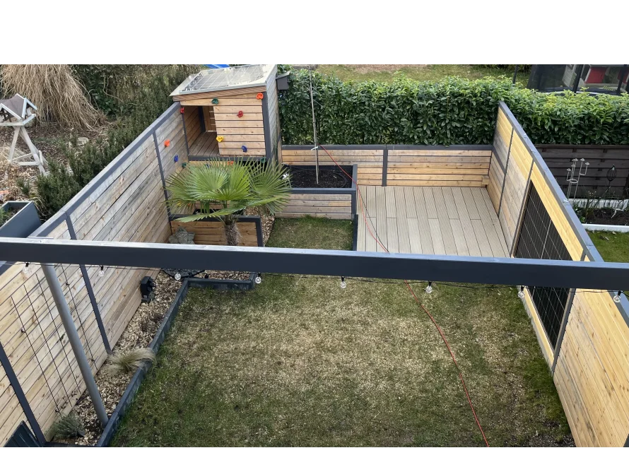 Garten mit Holzterrasse und Spielhaus