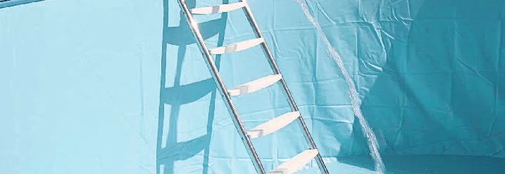 Person füllt Pool mit Gartenschlauch