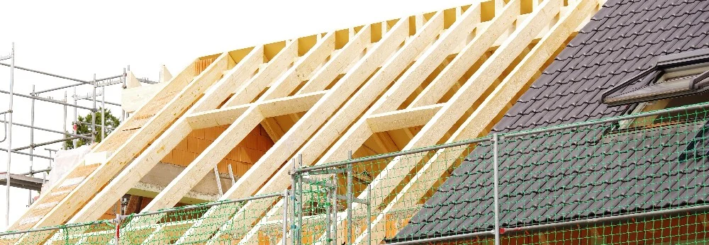 Holzbalken eines Dachstuhls