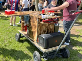 Mobiler Getränkestand auf einer Wiese