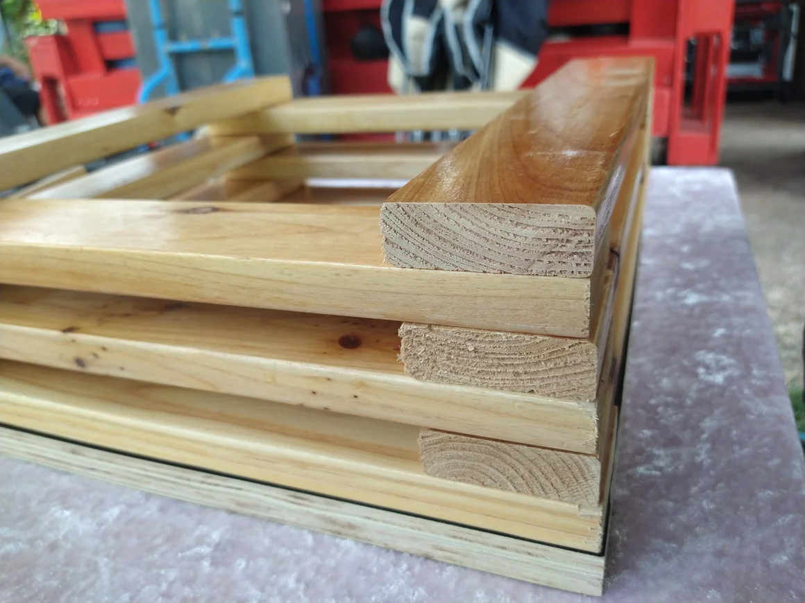 Nahaufnahme der Ecke eines lackierten Holzrahmens.