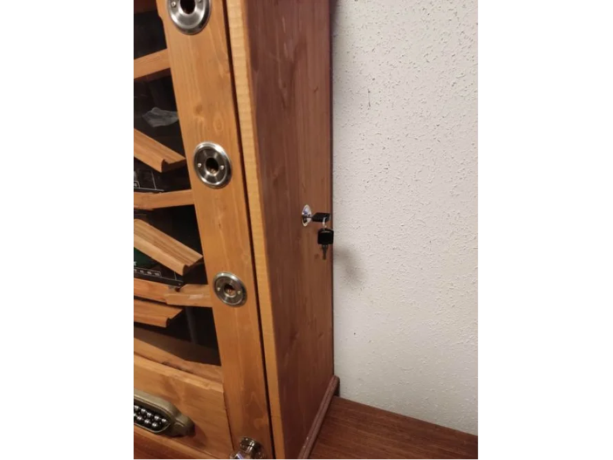 Hölzerner Automat mit Schlüssel