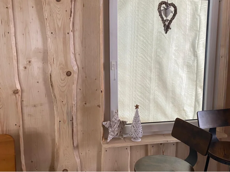 Fenster in Holzwand mit Deko