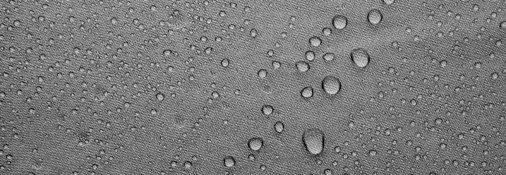 Wassertropfen auf wasserdichter Gewebeoberfläche