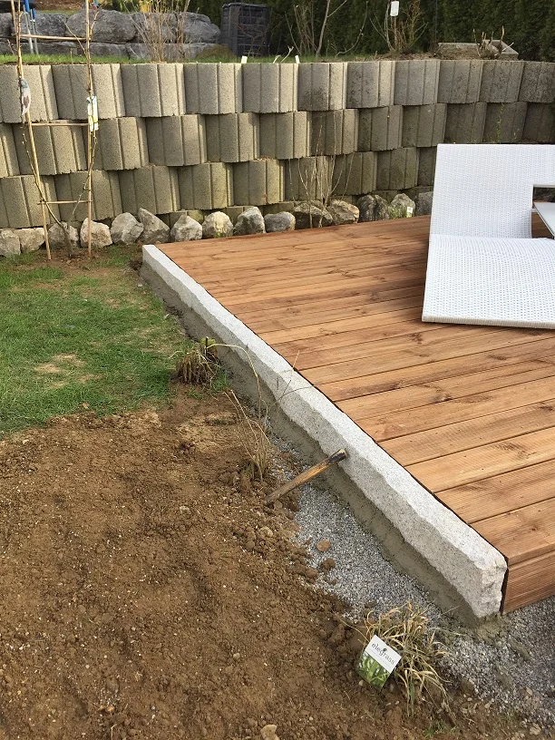 Holzterrasse mit Granitstein