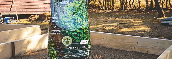 Sack Pflanzerde in einem Hochbeet