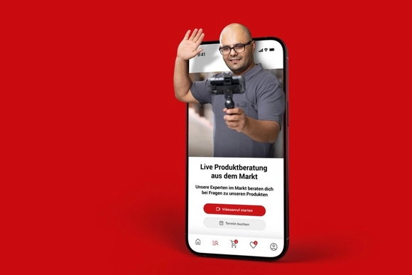 Person mit Kamera auf Smartphone