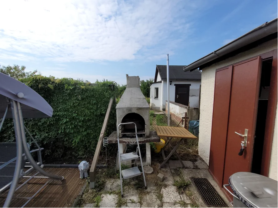 Garten mit Grillplatz und Gartenhaus