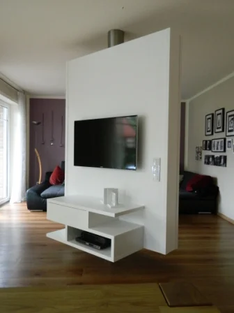 Ein moderner Fernsehtisch mit einem Flachbildfernseher.