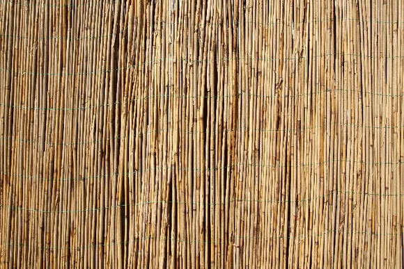 Ein Balkon-Sichtschutz in Bambus-Optik