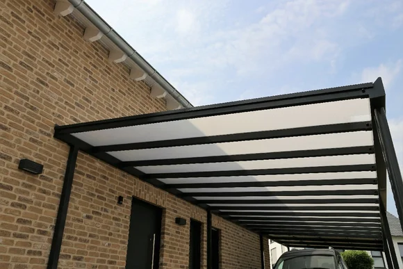 Carport mit Flachdach aus Milchglas