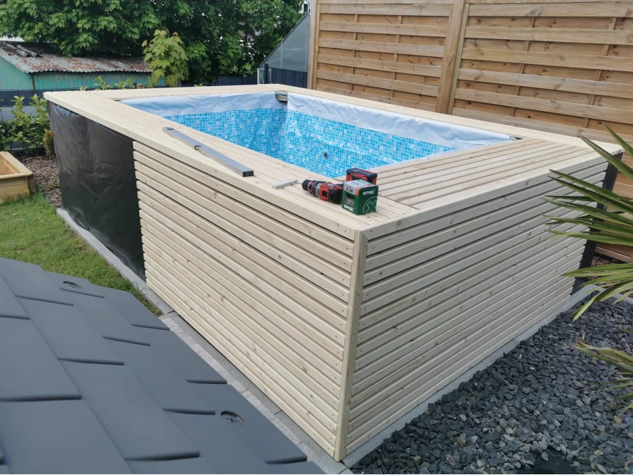 Pool im Garten während des Baus