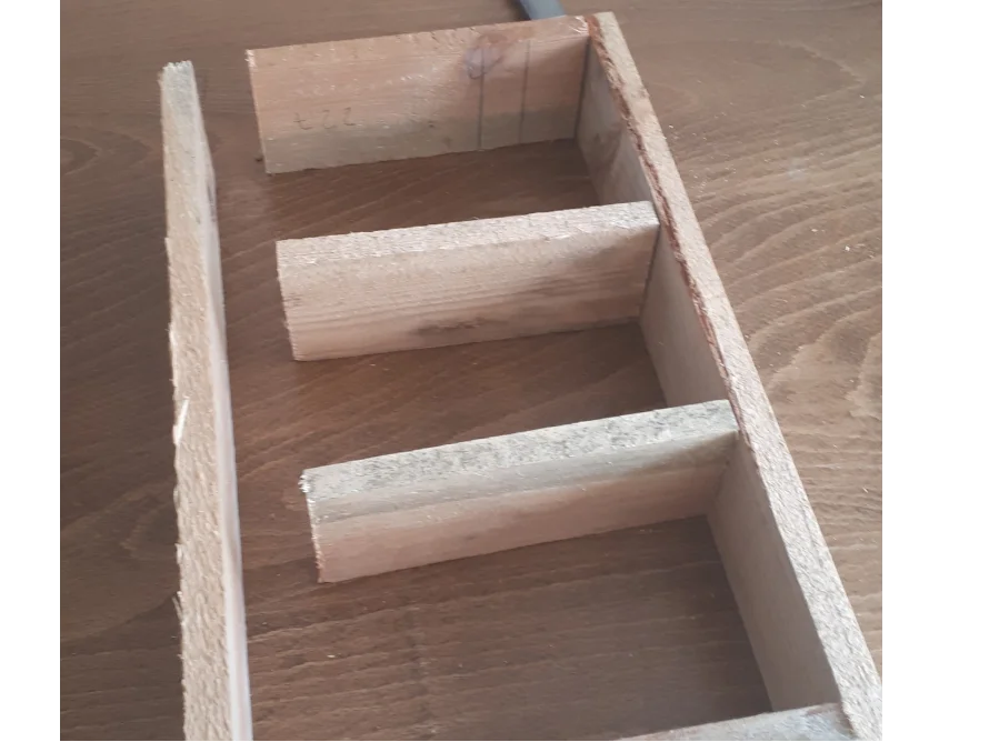 Holzregal mit drei Ebenen im Bau