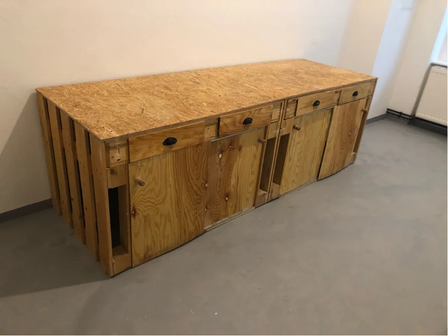 Arbeitsfläche mit Schränken aus Holz