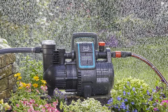 Gartenpumpe im Regen