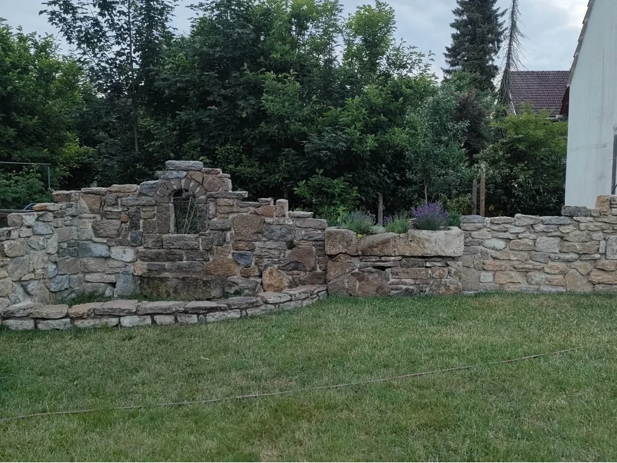 Gartenmauer aus Naturstein